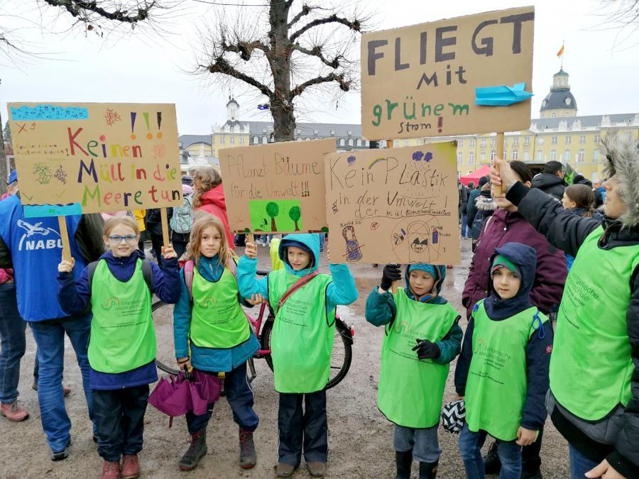 Die Eichhörnchen Schulklasse auf einer Umwelt-Demo.