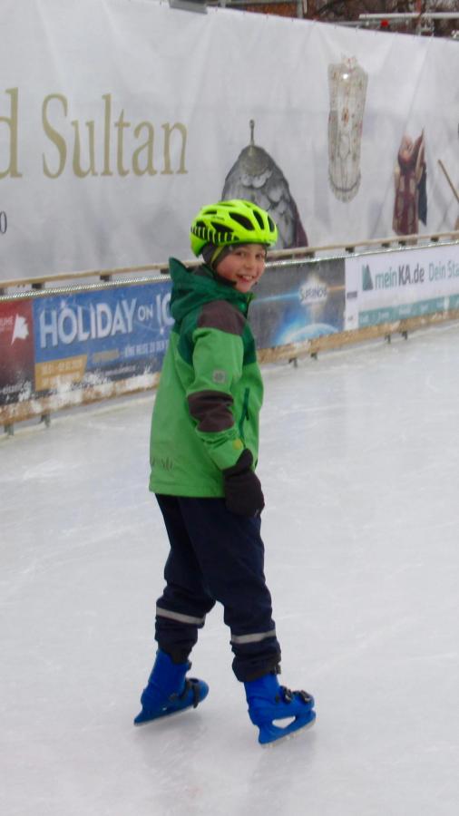 Die Mondsteine genießen die Eiszeit am Karlsruher Schloss